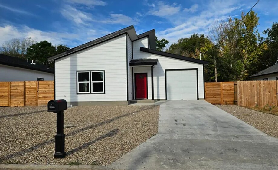 Primary Photo - 513 Sabine St