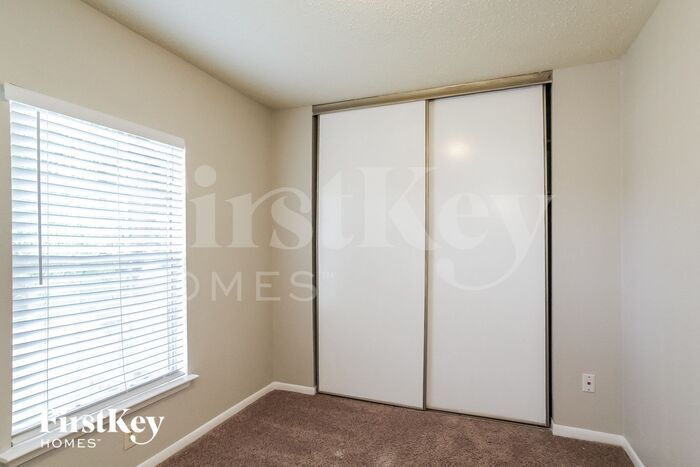 Building Photo - 12222 Yearling Dr