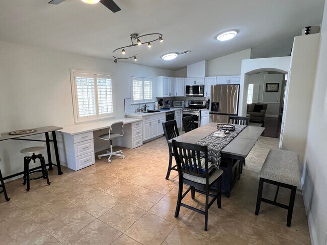 Building Photo - Cozy Fully Furnished Single Story Home
