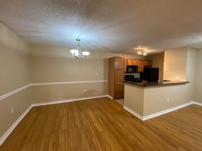 Building Photo - Spacious 1/1 Den with Screened Lanai