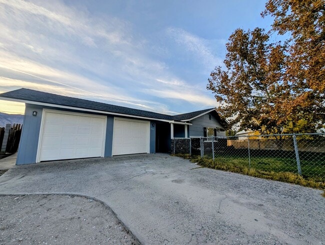 Building Photo - 4-bedroom house with a 2-car garage available in Hawthorne