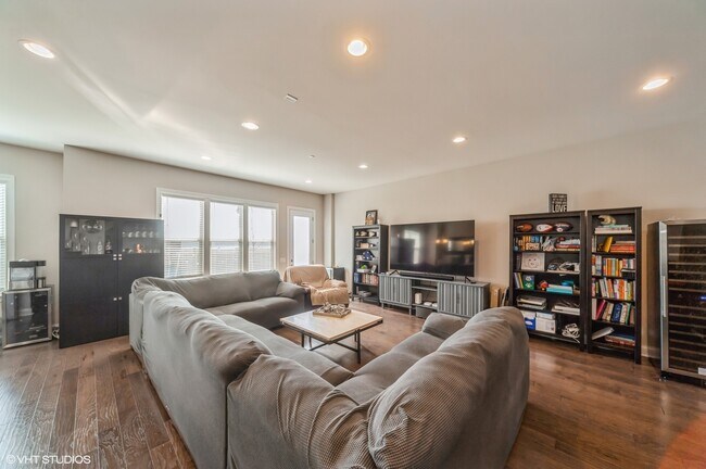 Building Photo - 206 Belmont Dr