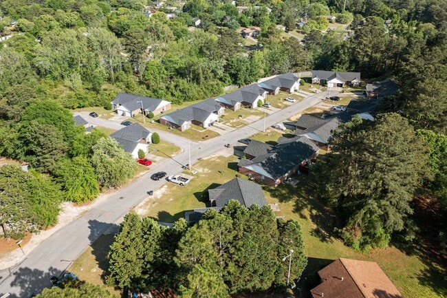 Building Photo - Townhome living close to downtown Fayetteville