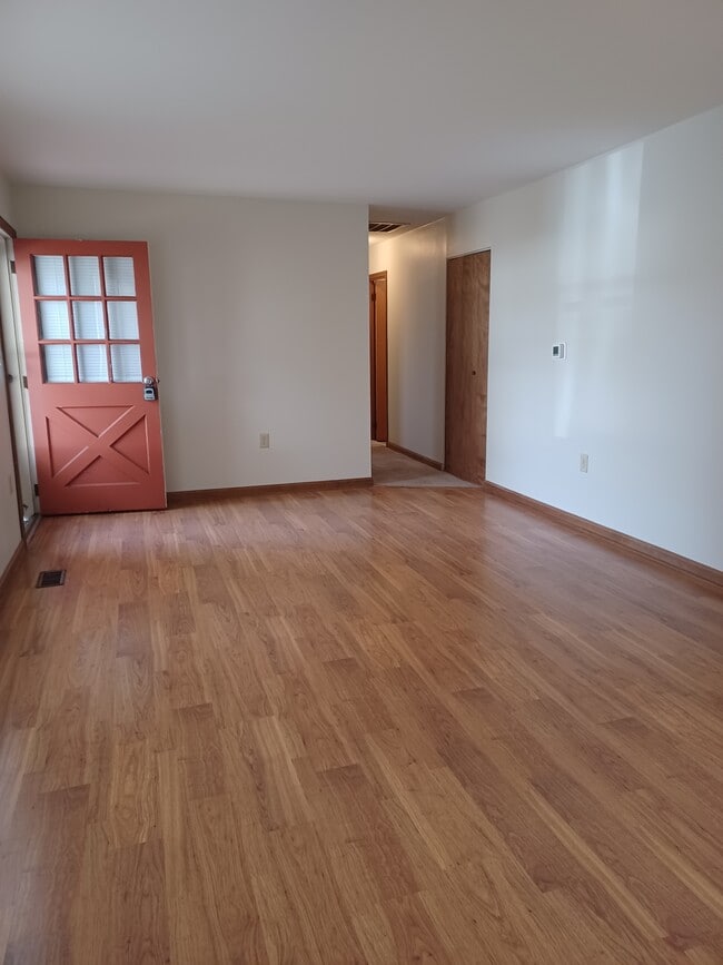 Building Photo - 557 Eagle Dr