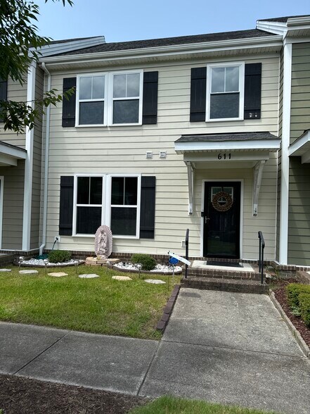 Main entrance. - 611 Veery St