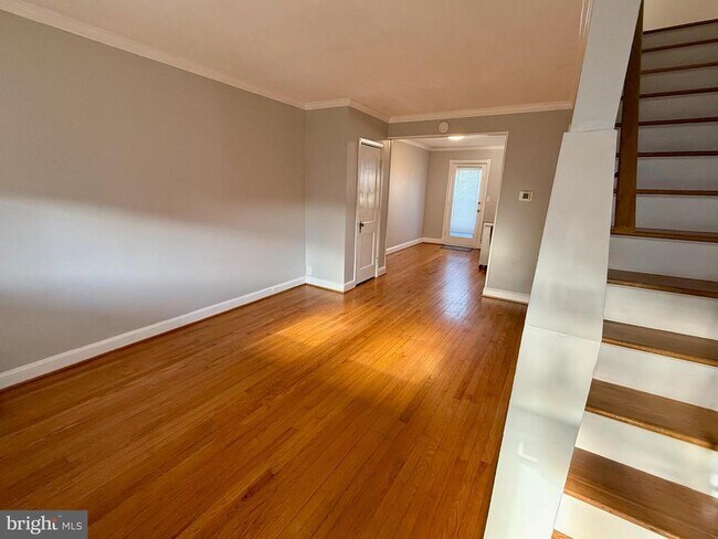 Building Photo - 3613 Parkdale Ave