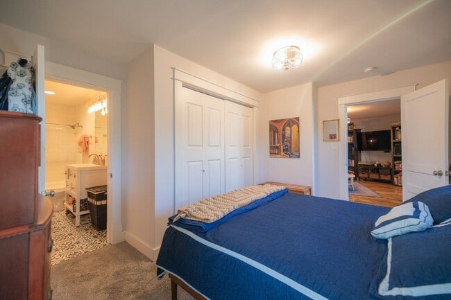 Building Photo - 2 bedroom 2 bath Madison cottage