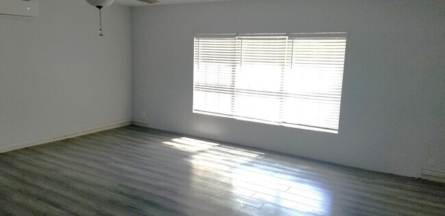 Building Photo - 4712 Oxford Dr