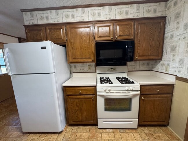 Building Photo - Spacious three bedroom, two bathroom with ...