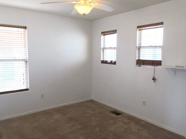 Building Photo - Spacious 4 bedroom Northern Meadows Home with Refriderated Air!