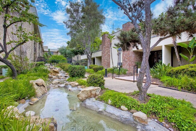 Building Photo - 1/2 off 1st month rent move in special at the Bluffs!!!