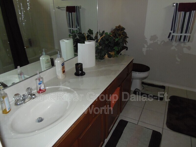 Building Photo - 2811 Oak Crest Dr