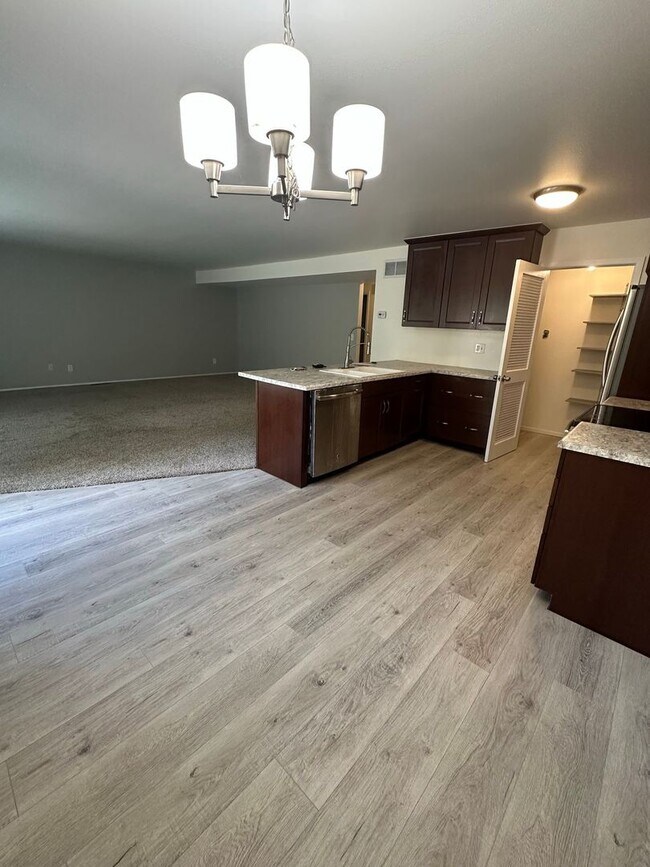 Building Photo - 2125 Broadmoor Rd Cir