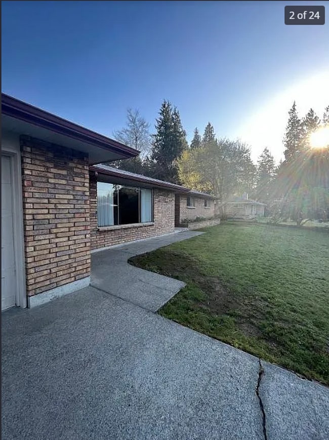 Building Photo - 3-Bed 2-bathroom Home