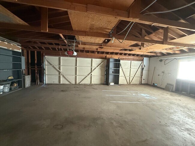 Building Photo - Large 2-story 4 bed, 3 bath on huge lot