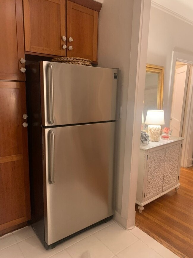 Building Photo - Introducing a charming 3-bedroom, 2-bathroom townhouse located in the heart of Shadyside
