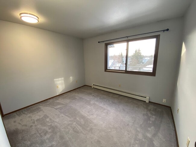 Building Photo - Spacious 2 Bedroom Condo in Eastridge! Carport Parking, Mountain View Balcony!