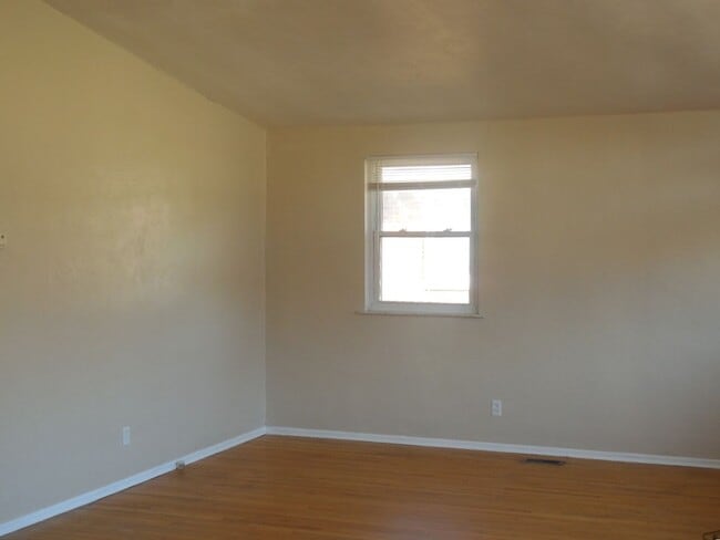 Building Photo - Two Bedroom Home with Large Yard and Updat...