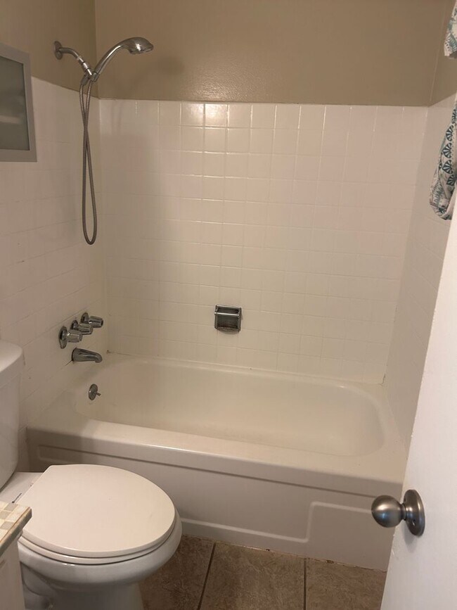 Building Photo - Lovely 2 bedroom 1 bath condo #1 unit