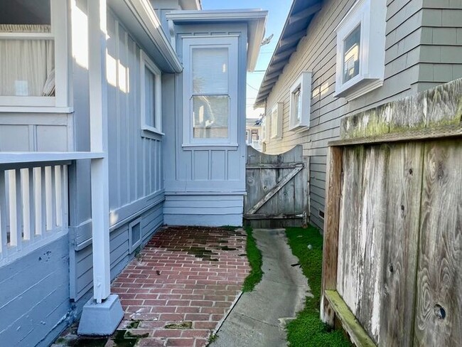 Building Photo - Charming 2 bedroom home in Pacific Grove!