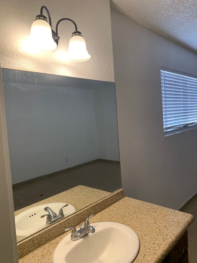 Building Photo - MUST SEE ONE BEDROOM TOWNHOME!