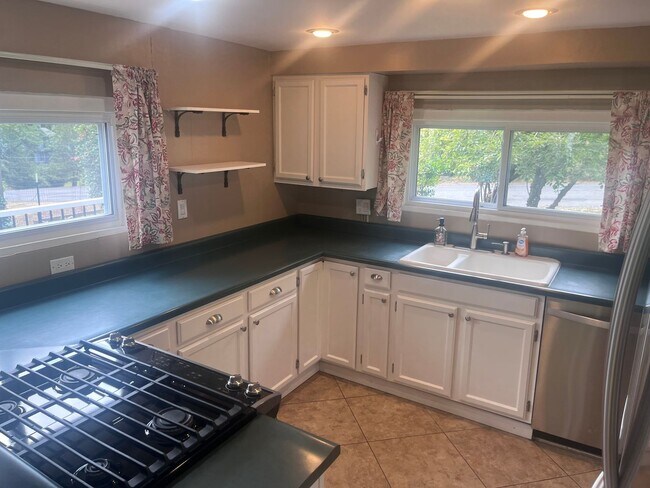 Building Photo - Multnomah Village 2 bedroom cottage delight