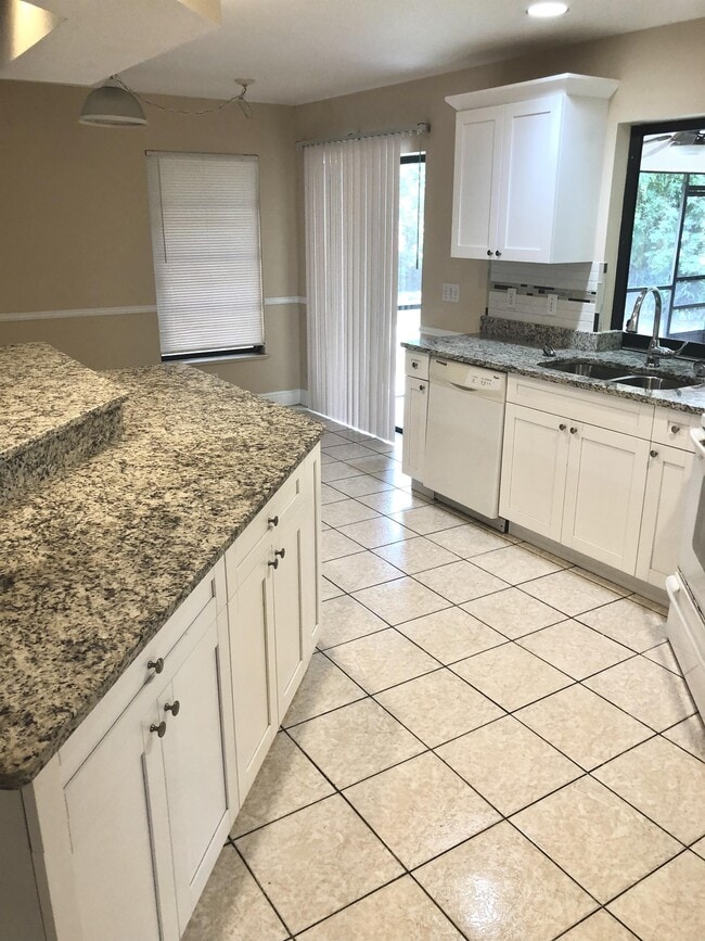 Building Photo - 8081 Cypress Dr S