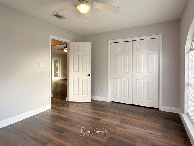 Building Photo - 2520 Southern Oaks Dr