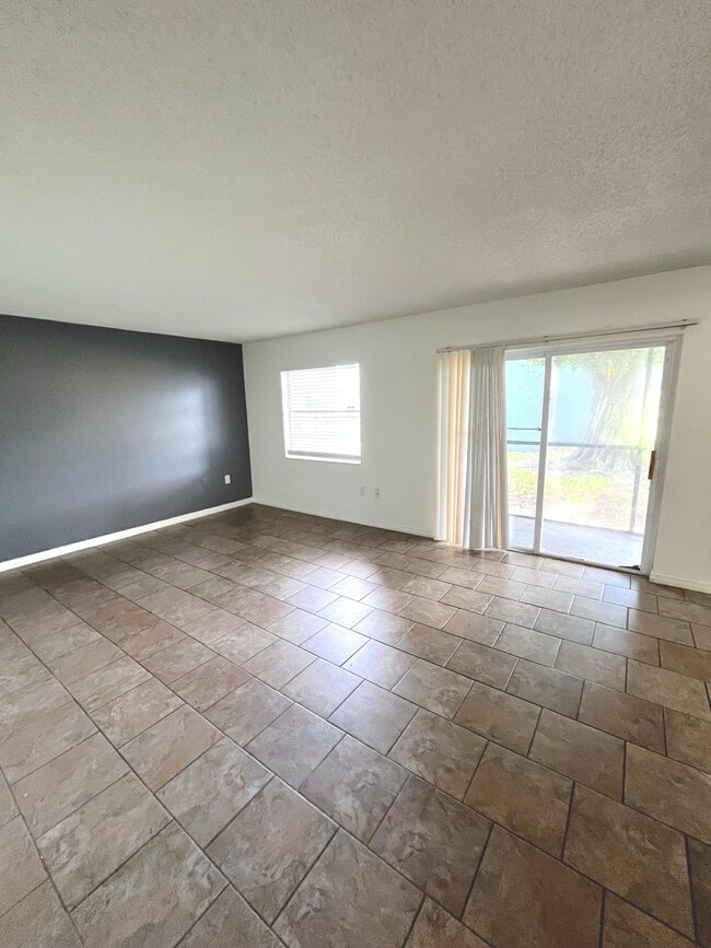 Building Photo - 2537 N Alafaya Trail