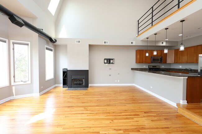 Building Photo - 815 S Western Ave