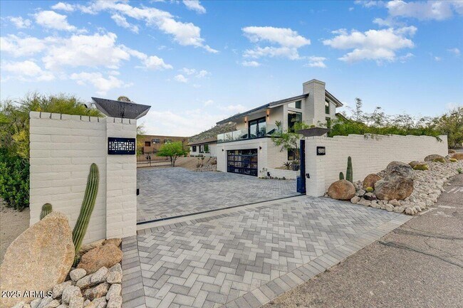 Building Photo - 5801 E Surrey Dr