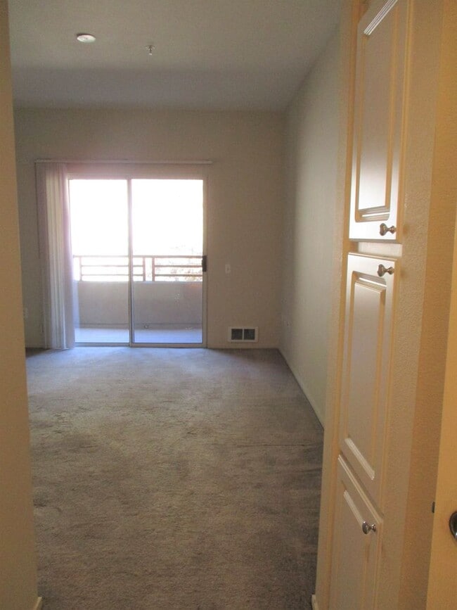 Building Photo - Stunning 2-Bed, 2-Bath