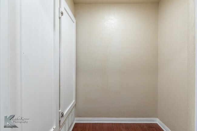 Building Photo - 3 bed, 1.5 bath, XL living room, XL garage...