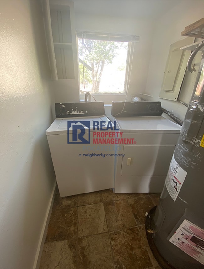 Building Photo - 2 Bed 2 Bath Duplex