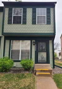 Building Photo - Wonderful 2 Bed, 1.5 Bath Townhouse with Fireplace + Community Pool