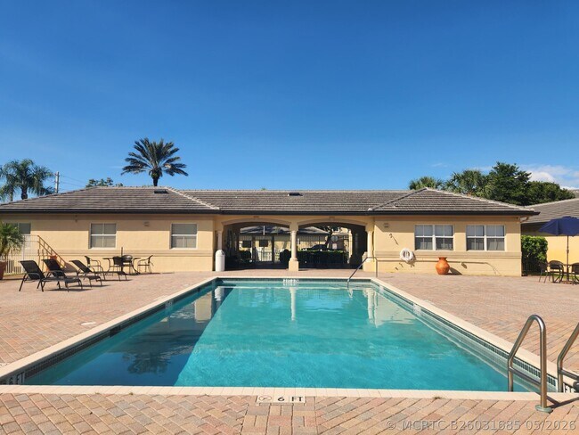 Building Photo - 2060 Greenview Shores Blvd