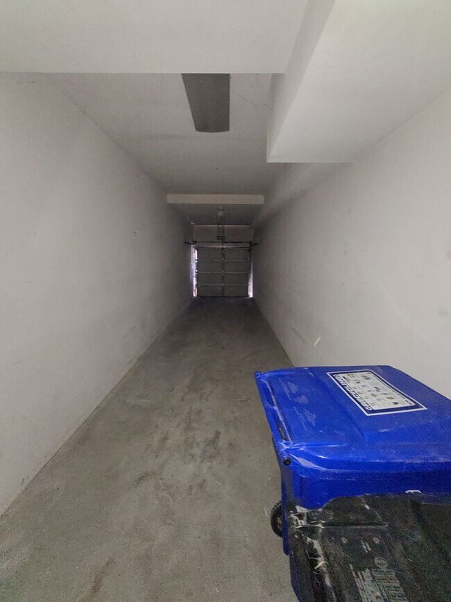 Building Photo - 2 Bed/2.5 Bath plus Large Bonus Room - For...