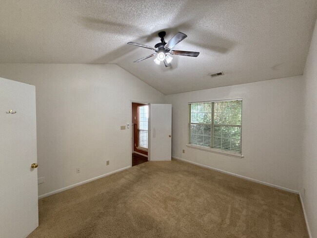 Building Photo - 3-Bedroom Home close to University!