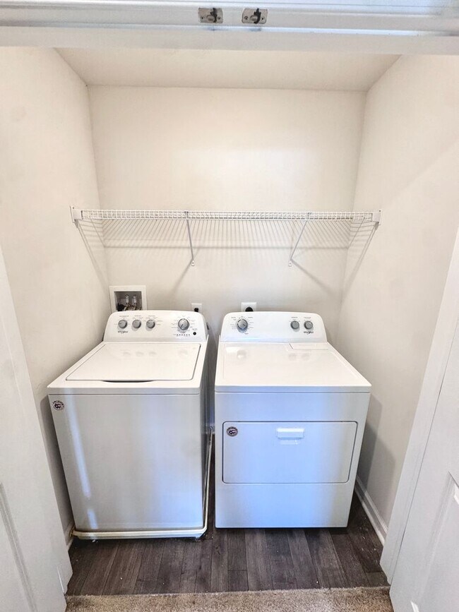 Building Photo - NEWER THREE BEDROOM TOWNHOME