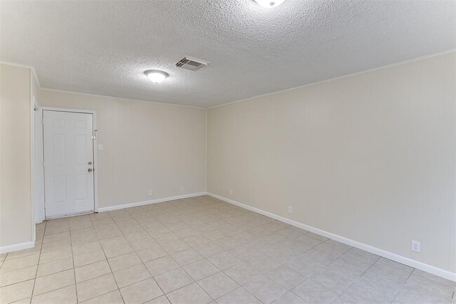 Building Photo - 2406 Pomona Dr