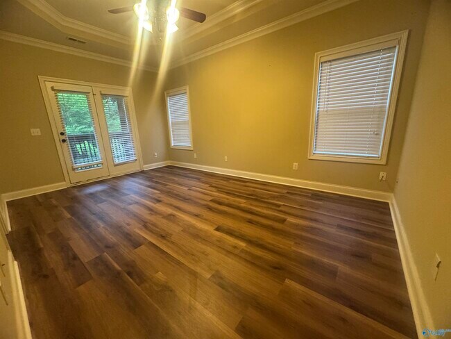 Building Photo - 210 Treetop Dr SE