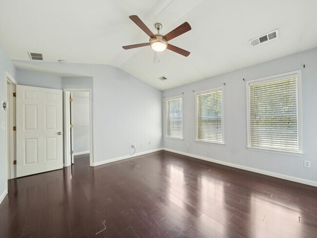 Building Photo - 3 Bedroom Townhome in the Heart of Dulth