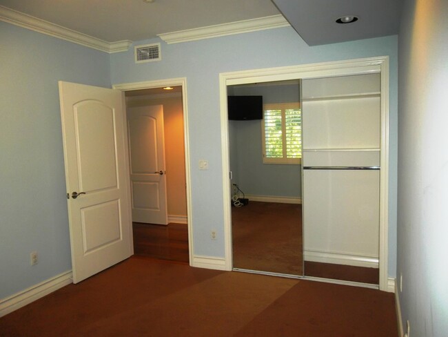 Building Photo - Luxurious condo with top of the line appli...