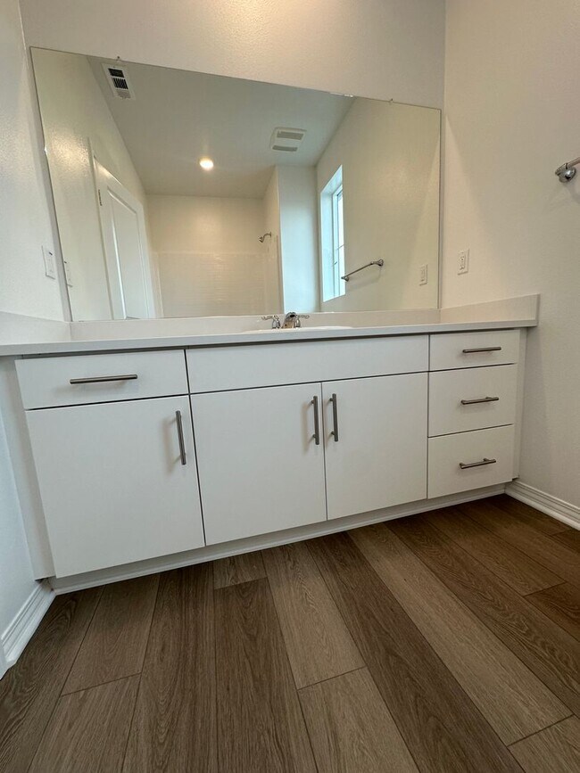 Building Photo - 1 Year Old Lenner 3 Bedroom + Loft Condo i...
