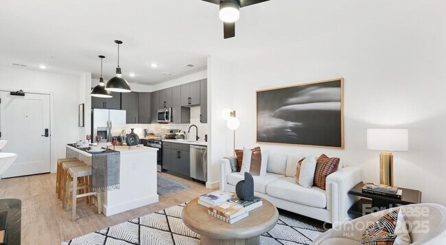 Building Photo - 1007 S Mint St