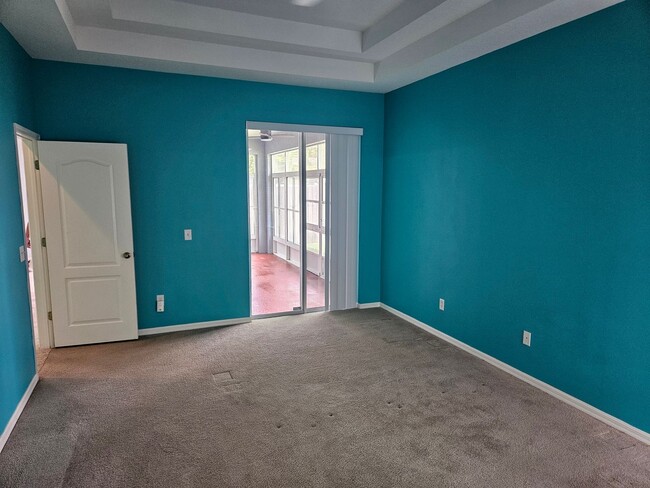 Building Photo - One-year lease starting in January, with free move-in for December.