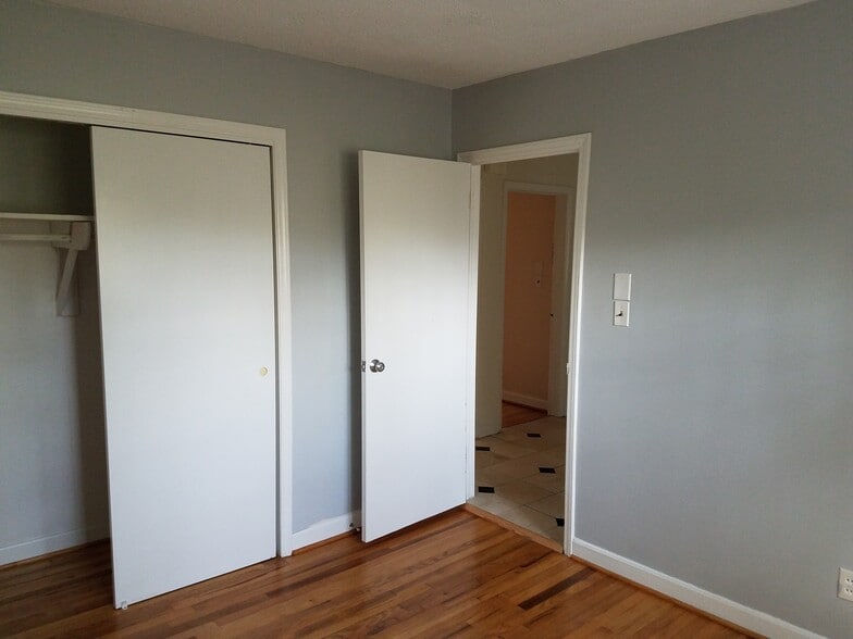 Bedroom doorway to hall - 914 S Main St