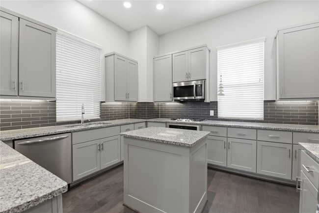 Building Photo - 819 Algona Ave