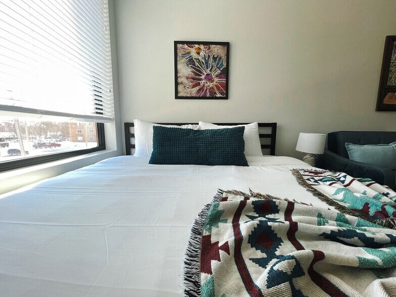 Building Photo - 2530 University Ave