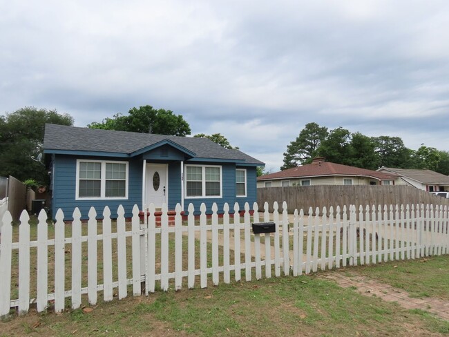 Building Photo - Quaint West Side  3 bedroom 2 Bath Home!